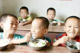 操场成餐厅，贫困山区小学午餐原来这样吃视频封面