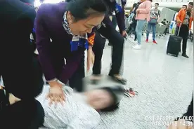 杭州：感动！一呼百应 小伙火车站倒地 一个喇叭叫来四名医生！视频封面