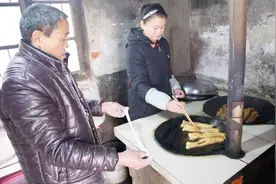 早餐想吃油条？告诉你比例和配方，在家就能做，蓬松酥脆又卫生视频封面