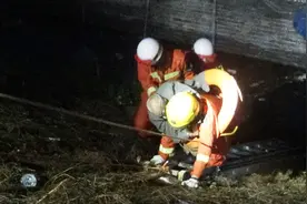 河南洛阳：突降暴雨多人被困，消防员成功救出一名孤寡老人视频封面