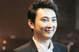 王思聪去英国留学王健林在机场给儿子说“振兴中华”，郑恺乐坏了视频封面