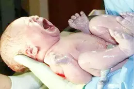刚出生的婴儿印脚印有什么用？很多人都不知道，“脚印”的秘密视频封面