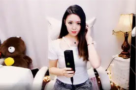 一曲流行与二人转唱腔结合的歌曲《情人迷》送给大家！图片