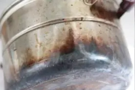锅底厚厚的黑垢难清理？30年的保洁阿姨教个土方法，轻松去除黑垢视频封面