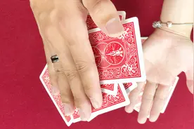 魔术揭秘，揭秘手掌吸牌，这是静电？背后真相曝光