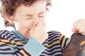 鞋子臭味太明显？很尴尬怎么办？只需要一点酒精就可以！视频封面