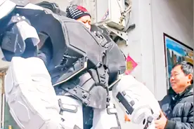 河南农民大爷造机器人，40多个机器人卖了几百万，吓坏父老乡亲视频封面