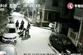 两败俱伤！三男子酒后随地小便引口角 与劝阻人当街大打出手！视频封面