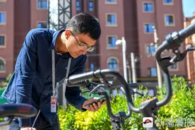 乌鲁木齐共享单车运维专员：一天工作10小时 跑遍街巷找故障车图片