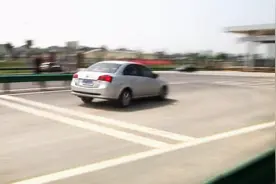 时速120公里刹车距离实测，时速只差20公里，刹车距离翻倍！视频封面