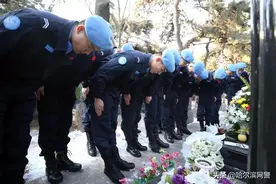 听着枪声睡去，闻着硝烟醒来图片