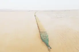 赶海：实拍渔家小伙海滩放300米地笼，看看 他怎么安排的