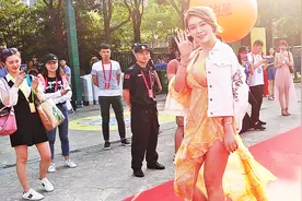 2018武汉斗鱼嘉年华开启 各路网红主播红毯走秀视频封面