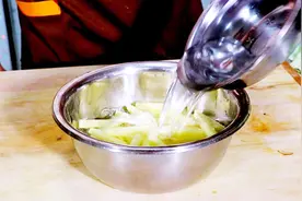 土豆做出新吃法、下饭下酒都不错、关键做法简单、吃起来真不错！视频封面