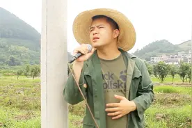 农村小伙一首《我爱你你却爱着他》真好听！唱得太现实了视频封面