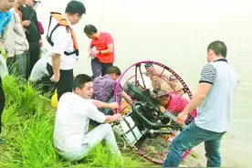 滑翔伞突然垂直坠江 驾驶者捆在座椅上动弹不得 10分钟后幸被救起图片