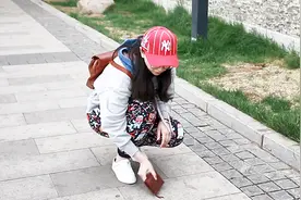 好心姑娘捡钱包还给失主，想不到大妈这样回报她，太现实了视频封面