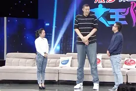 中国第一高人篮球巨人，也当爸爸了，生孩子时一直在医院跑视频封面