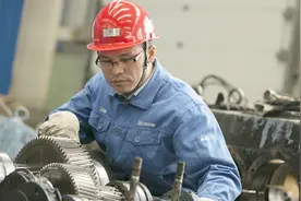 从山西矿工到全国劳模，17年时间董林用行动告诉我们越努力越幸运视频封面