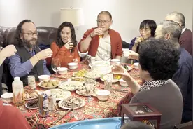 英国老头儿来北京过年，吃饺子喝白酒，彻底爱上了中国传统文化视频封面