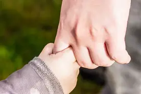 中国如何逃离“低生育率陷阱”？视频封面