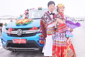云南小伙爱上贵州美女五年 苦三年工地 买了好车 才把美女娶回家视频封面