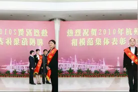 PS基础/怎样把图片多余的人去掉？背景也要保留哦