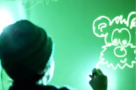 可以用激光作画的发光墙，你知道是什么原理吗？一起来见识下！视频封面