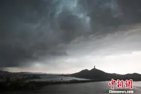 江西暴雨袭来白昼如夜 乌云密布似大片图片