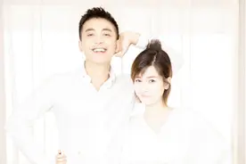 李晟李佳航得子晒一家三口牵手照 恭喜小燕子和尔康视频封面