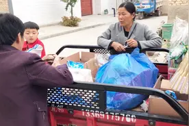 最真实的农村生活，走街串巷卖货郎，一双鞋只要十块钱，生意火爆视频封面
