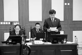 山东省菏泽市委宣传部原部长王永江受贿上千万，他在庭审中作出深刻忏悔——庭审现场，被告人向检察官鞠躬图片