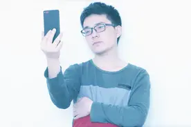 小伙发现自己腰部以下发黑似身患绝症，医生给出的诊断方案笑炸了视频封面