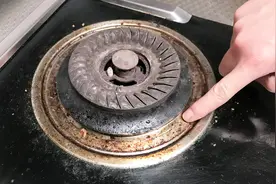 灶台油污太脏难清洁？油污处敷上一层纸，轻轻一擦就干净，超实用视频封面