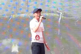 广西融安：戴帽子青年演唱《西海情歌》，声音像刀郎原唱吗？视频封面