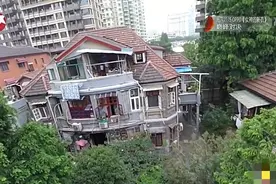 一家4口挤别墅15㎡客厅，屋外洗澡，女儿带外孙睡沙发！图片