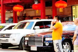 赵本山和徒弟们聚会，现场豪车之多，让人大饱眼福！视频封面