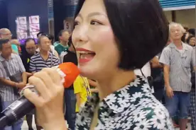 旺角美女歌手龙婷街头义唱《何日君再来》，一首歌可以赚数千元！视频封面