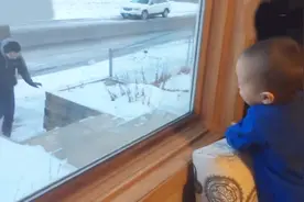 宝宝知道宝爸要回家，早早的在门口等候，接下来的行为宝妈看愣了视频封面