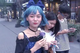 街头尬聊王：不一样的着装蓝头发小魔女，挑战尬聊30秒