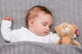 孩子睡觉总是踢被子，不安稳？妈妈你知道什么原因吗，不能忽视！视频封面