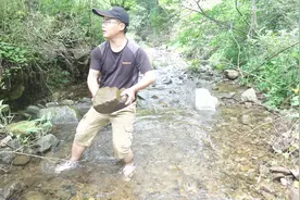 深山溪流改造成养鱼塘，这样一改造，以后再也不愁没鱼吃了视频封面