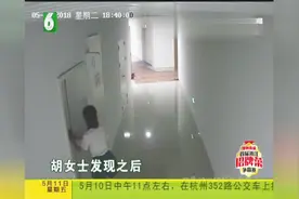 男子跟踪女子到女厕，门缝下四目相对，派出所内赤身裸体装傻视频封面