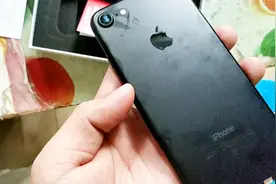 泷战解说：花了一千多秒到一个32G的苹果7，拆箱一看挺值的视频封面