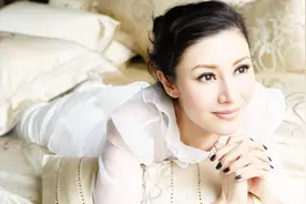 李嘉欣在自己家电梯里晒美腿！电梯的数字让网友看呆了！视频封面