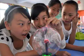 “脑洞”PK 舟山首届青少年自然科学知识挑战赛开赛图片