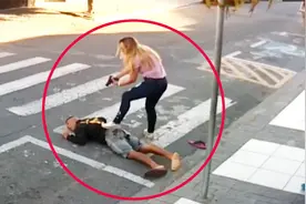 陀枪师姐！巴西一男子校门口抢劫 被送孩子上学的女警三枪击毙视频封面