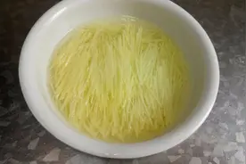手把手教你切土豆丝，粗细均匀有诀窍，方法步骤全告诉你，收藏了视频封面