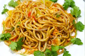 经典北方面食炒拉条，厨师长教你在家轻松做，味道比饭店的还好吃视频封面