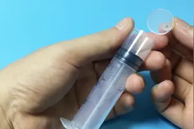 蚊子叮咬奇痒无比？注射器这样切一刀，往包包上吸一吸1秒止痒！视频封面
